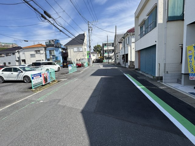 松戸市大金平３丁目新築戸建【小金北小学校：9分】の前面道路含む現地写真|北東側前面道路・幅員約8ｍ