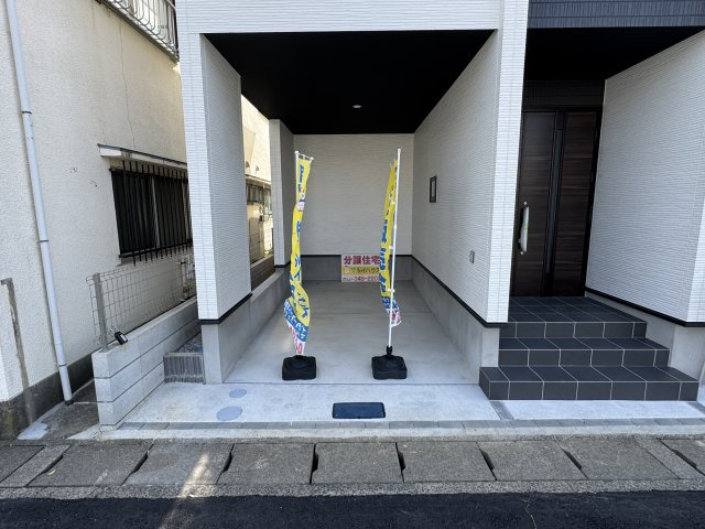 松戸市大金平３丁目新築戸建【小金北小学校：9分】の駐車場|愛車に優しいビルトインガレージ
