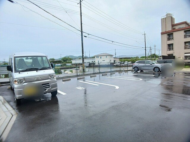 アルモニーブラッセの駐車場