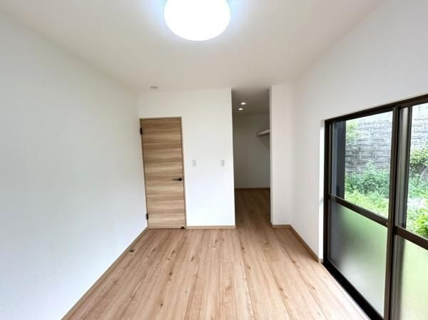 【洋室】 | 小郡市津古　戸建て | 1階の洋室。収納スペースも設けられているため、居住スペースは広くお使いいただけます