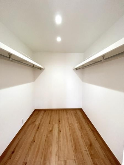 【収納】 | 小郡市津古　戸建て | ウォークインクローゼット。季節物の洋服や、普段使いの鞄を収納したり多様な使い方ができます