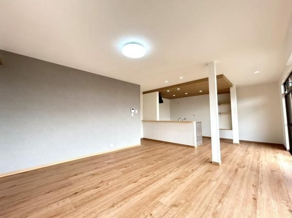 【居間・リビング】 | 小郡市津古　戸建て | リビングは20帖以上と広く落ち着く空間になっており、お好きなレイアウトを楽しめます