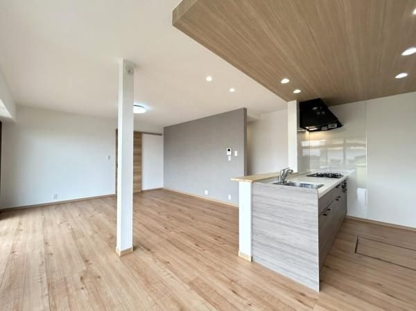 【居間・リビング】 | 小郡市津古　戸建て | 間取り変更をしてLDKと和室をつなげ、広々とした空間にしました。大きな窓から明るい日差しが入ります