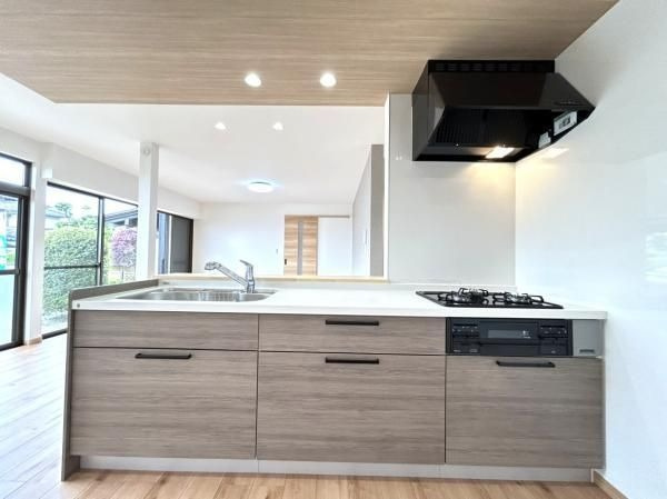 【キッチン】 | 小郡市津古　戸建て | シンプルで機能的なシステムキッチン。お料理をしながら会話を楽しめます