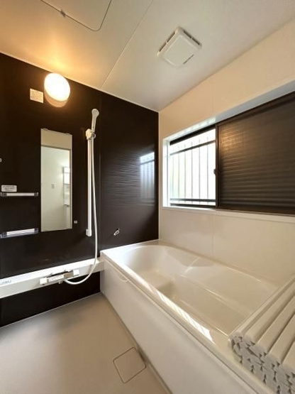 【浴室】 | 小郡市津古　戸建て | 浴室に窓があると換気がしやすくカビの発生を抑えられます。経済的な追い焚き機能付きです