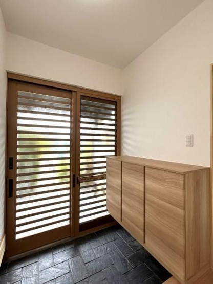 【玄関】 | 小郡市津古　戸建て | 収納力に優れた玄関でいつでも片付いた状態でお客様を迎えられます