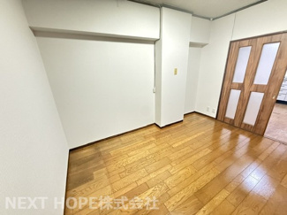 【洋室】 | 灘ビラー | 1階洋室6帖です♪隣接したダイニングキッチンとの建具を外して約12帖のLDKとしても使用可能です！！ぜひ現地でご確認ください！令和８年６月初旬室内リフォーム済み！お待たせ無しで即ご入居できます！！