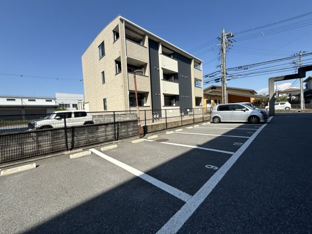 ヌーベルバーグイヌイの駐車場