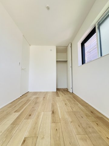 NEST BASE｜緑を纏う、大庭のデザイナーズ邸宅の洋室