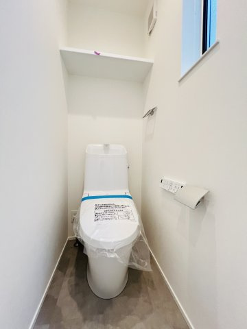 NEST BASE｜緑を纏う、大庭のデザイナーズ邸宅のトイレ