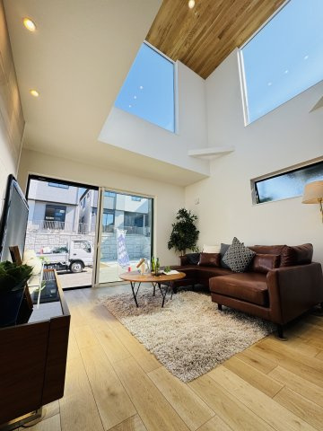 NEST BASE｜緑を纏う、大庭のデザイナーズ邸宅の居間・リビング