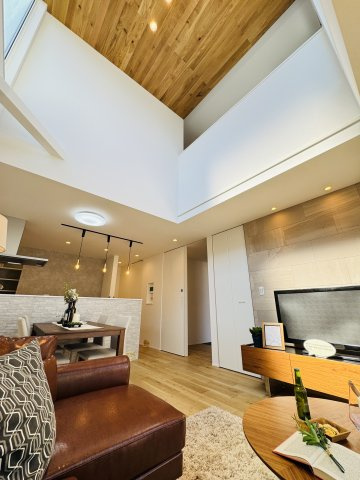 NEST BASE｜緑を纏う、大庭のデザイナーズ邸宅の居間・リビング