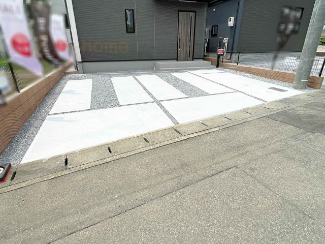 小山市犬塚2期　新築戸建て　2号棟の駐車場|カースペースは2台お停めいただけます♪
