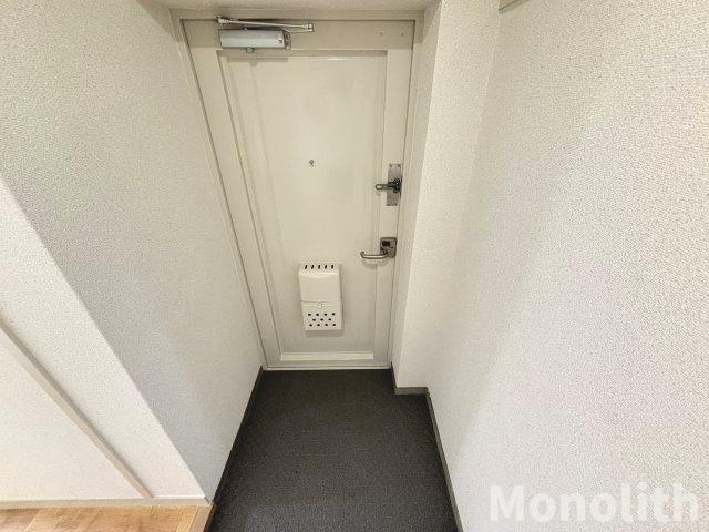 鶴山台31号棟の玄関