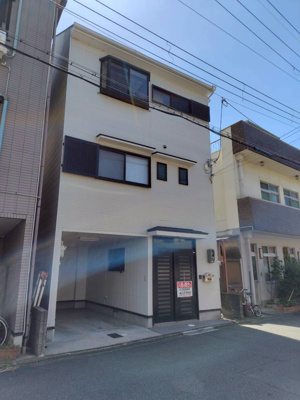 【外観】 | 西七条北衣田町貸家 | １Fはガレージ付きとなります　１BOXカー駐車可能