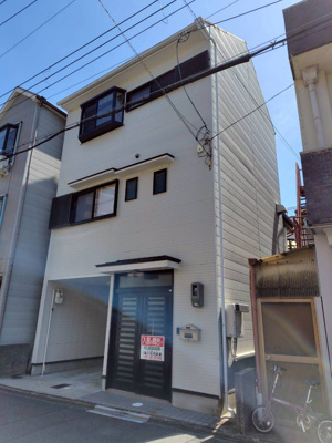 【外観】 | 西七条北衣田町貸家 | １Fはガレージ付きとなります　１BOXカー駐車可能