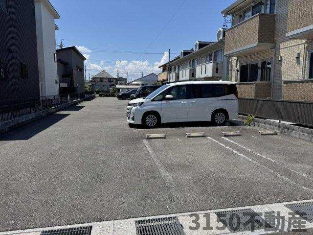 カーサスガⅡの駐車場