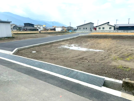 外山町　売土地　3区画の外観|東側接道から架橋を通って敷地内に入ります。架橋設置済みなので駐車計画立てやすいです。