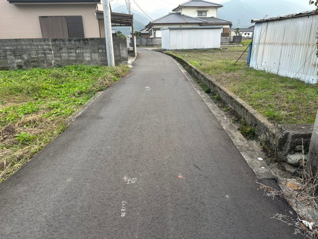 外山町　売土地　3区画の前面道路含む現地写真