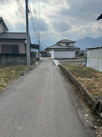 外山町　売土地　3区画の前面道路含む現地写真|周辺は田園風景が残る落ち着いた雰囲気で、週末も自宅でゆっくりと過ごせます。