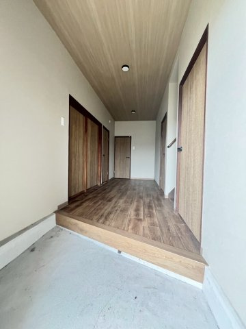 東朝霧丘戸建の玄関