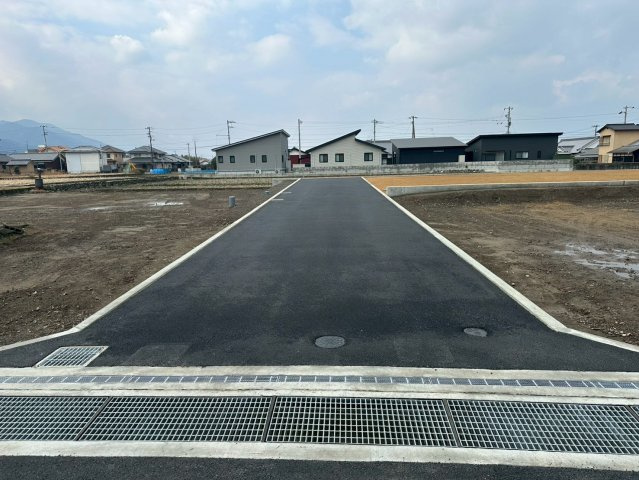 外山町　売土地　3区画の前面道路含む現地写真|【前面道路含む現地写真】東側道路に面した進入路は、交通量が少なく小さなお子様がいるご家庭も安心。