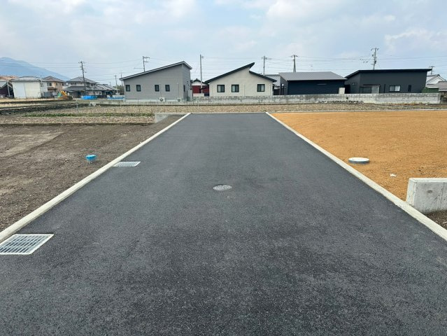 外山町　売土地　3区画の前面道路含む現地写真|前面道路含む現地写真】東側道路に面した進入路は、交通量が少なく小さなお子様がいるご家庭も安心。