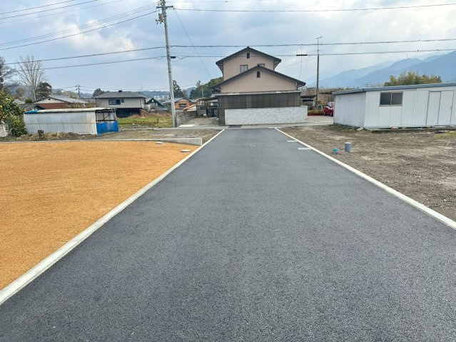 外山町　売土地　3区画の前面道路含む現地写真|前面道路含む現地写真】東側道路に面した進入路は、交通量が少なく小さなお子様がいるご家庭も安心。
