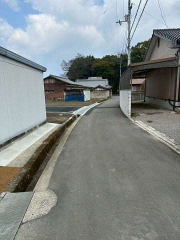 外山町　売土地　3区画の前面道路含む現地写真|前面道路含む現地写真】東側道路に面した進入路は、交通量が少なく小さなお子様がいるご家庭も安心。