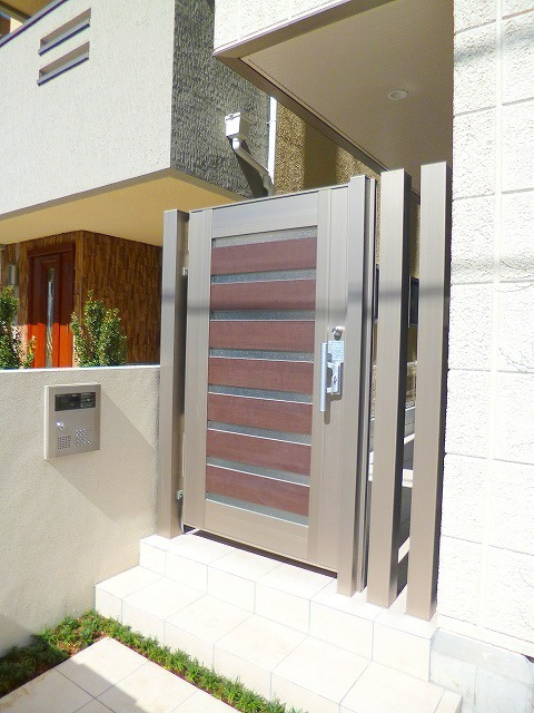 ウシヤのエントランス|★オートロック門扉★