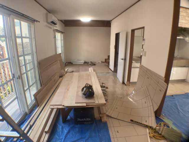 風見鶏戸建ての居間・リビング