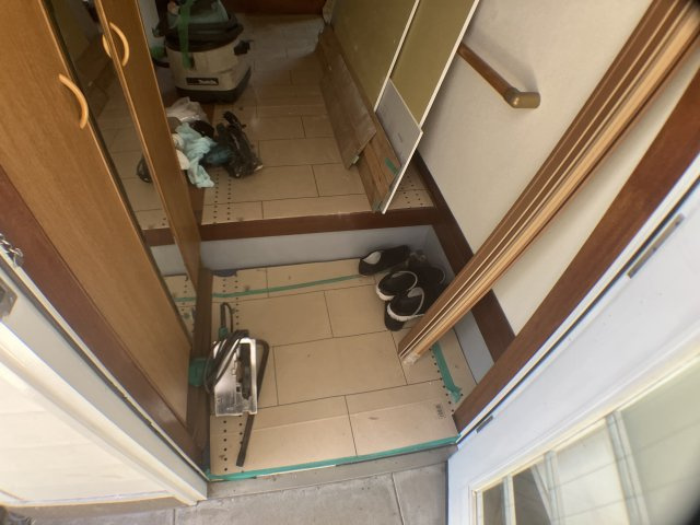 風見鶏戸建ての玄関