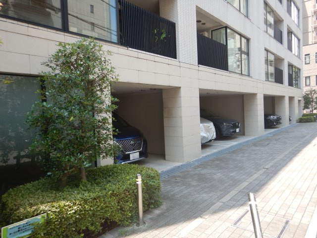 ファインレジデンス三田の駐車場