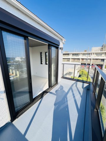 BLUE HORIZON ― 空と海を抱く家 ―のバルコニー