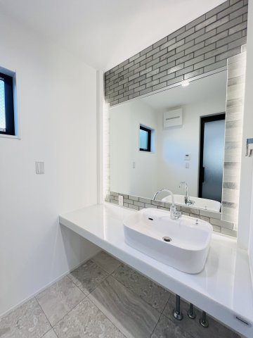 BLUE HORIZON ― 空と海を抱く家 ―の独立洗面台