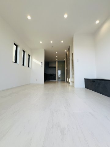 BLUE HORIZON ― 空と海を抱く家 ―の居間・リビング