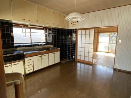中村松木２丁目　中古戸建のキッチン|広々としたキッチンで料理の準備や片付けがスムーズになります。
