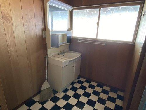 中村松木２丁目　中古戸建の洗面所|白を基調とした洗面台で清潔感のある朝を迎えてくれます。洗面台横には大きな窓もあり日当たりが良く気持ちの良い朝を迎えられます。

