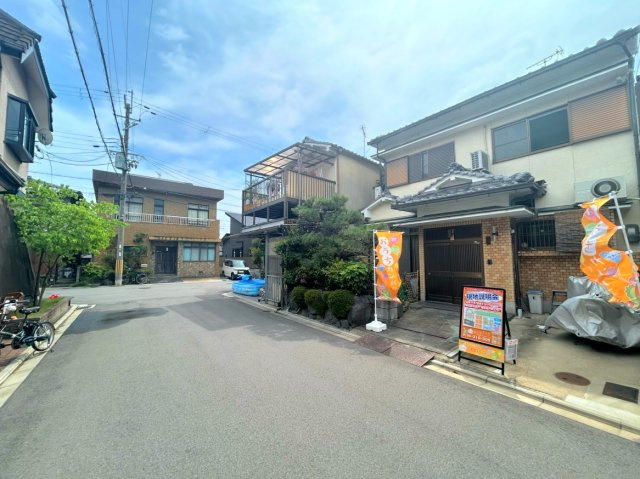 下鳥羽芹川町の前面道路含む現地写真|解体更地渡し！お好きなハウスメーカーさんや工務店さんで建築可能です♪