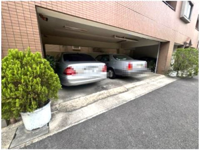 パストラルの駐車場