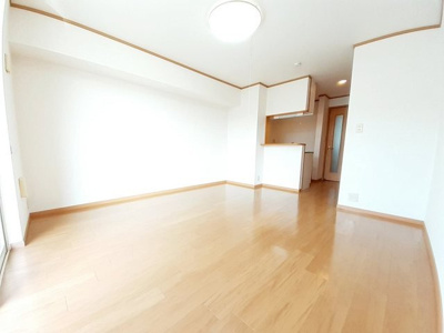 【居間・リビング】 | フィオーレ長行東二番館 | 即日案内可能です♪現地待ち合わせOK！どの物件でも当社でお得にご案内できますのでまとめて内覧ください♪