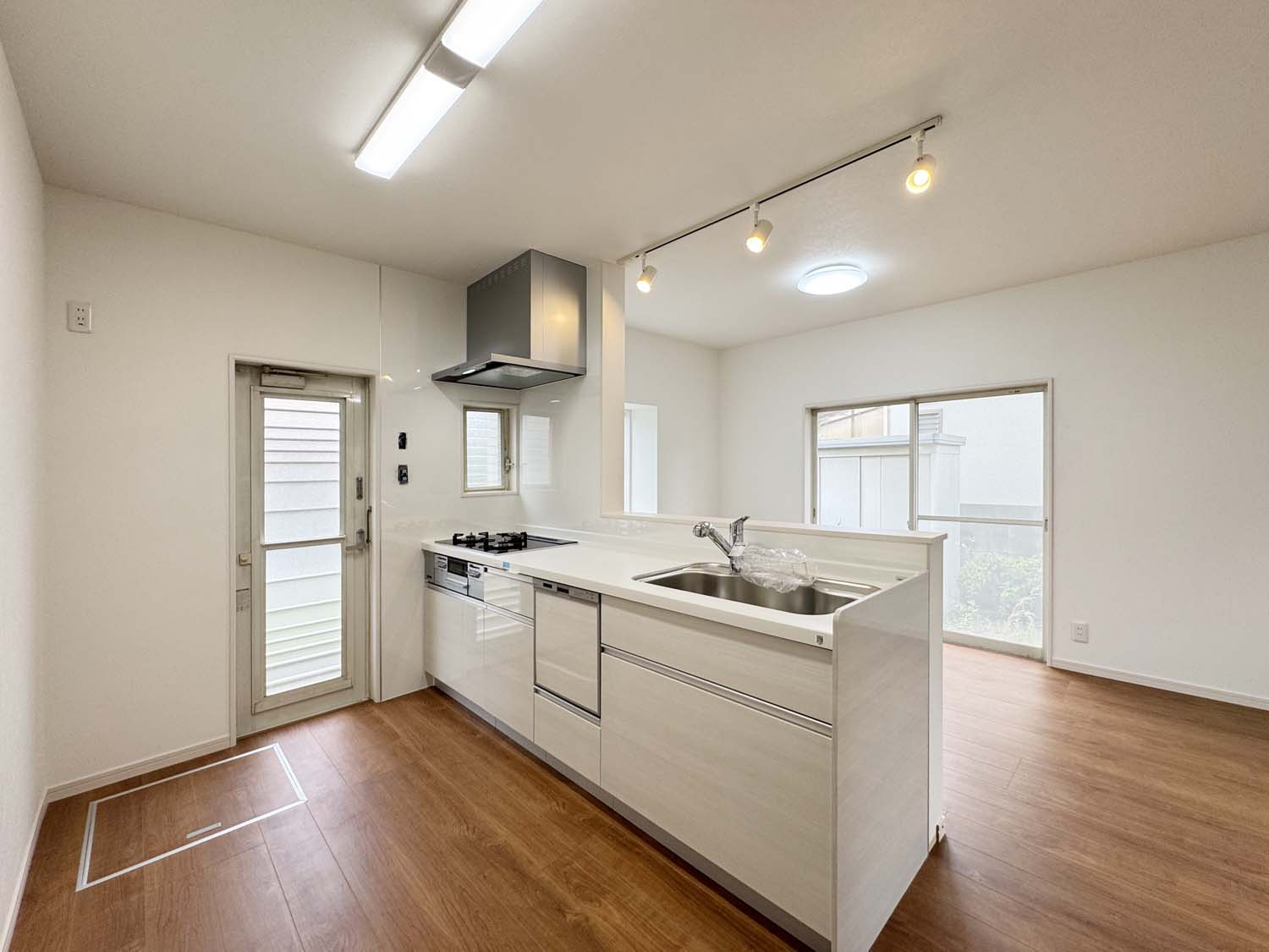 中古再生住宅：笠岡市大井南のキッチン|キッチン　
対面式のシステムキッチン：リビングで遊んでいるお子様を見守りながら、時にはお喋りをしながら料理や後片付けができる人気の高いスタイルです