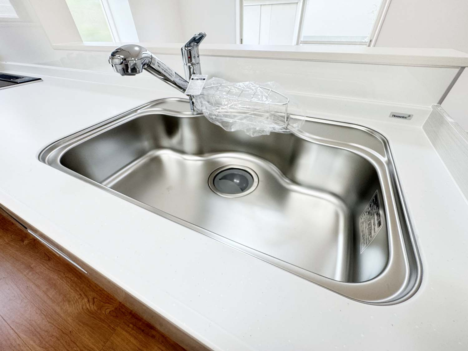 中古再生住宅：笠岡市大井南のキッチン|浄水器内蔵ハンドシャワー