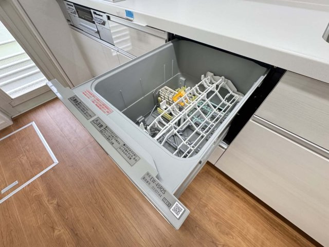 中古再生住宅：笠岡市大井南のキッチン|ビルトイン型の食器洗い乾燥機付き。食後の時間にゆとりを与えてくれる食器洗い乾燥機。操作ボタンも上面にあるので、腰をかがめずに操作が楽々