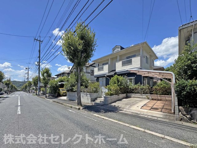 中古再生住宅：笠岡市大井南の玄関|駐車スペースと南向きのお庭！