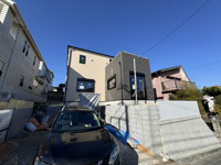 ～　並列２台　開放的なバルコニー　～　鴨居２丁目　新築戸建　全１棟の画像