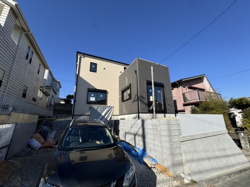 ～　並列２台　開放的なバルコニー　～　鴨居２丁目　新築戸建　全１棟の画像