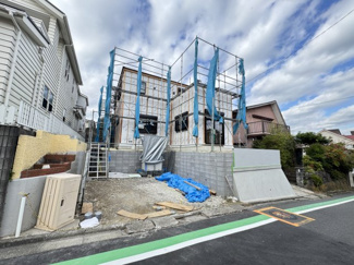 土地の形を最大限に活かした間取を考えました。
バルコニーは東からも南からも日の当たるバルコニーとなります。
２階は６帖、６帖、8帖の洋室となります