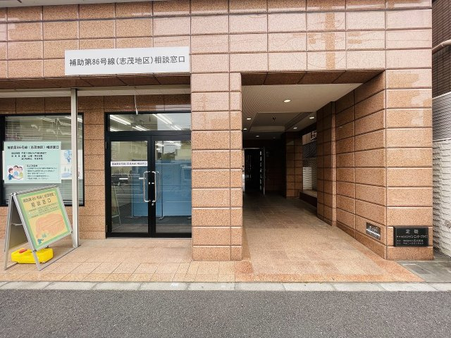 富栄ビルのエントランス