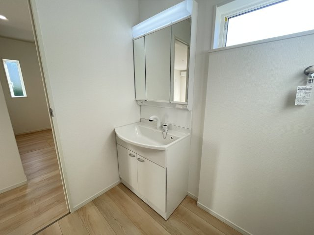 【独立洗面台】 | 【新築分譲住宅】 山形市小白川町第7　☆全5棟☆ | 【Powder room】
人気の３面鏡を採用！ミラー裏に収納でき、生活感なくすっきり。また、窓もあるので明るく換気もできますね♪